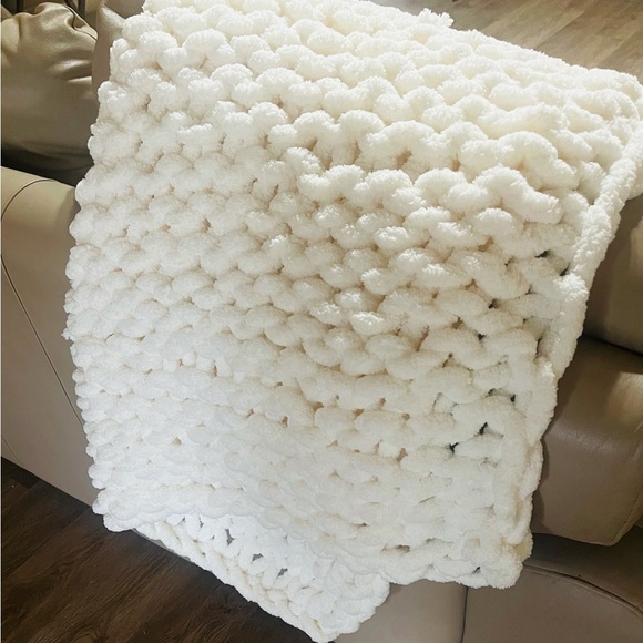 New Chenille Chunky Knit Blanket - Picture 3 of 4
